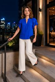 Blouse col V manches volantées | Variante Bleu - Lifestyle | Lounelle Paris