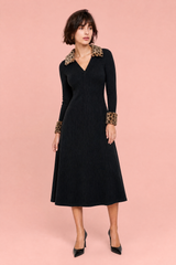 Robe noire col V léopard
