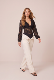 Body noir en dentelle manches longues | Vue en mouvement | Lounelle Paris