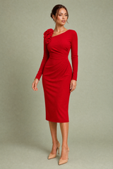 Robe asymétrique à fleur d'épaule