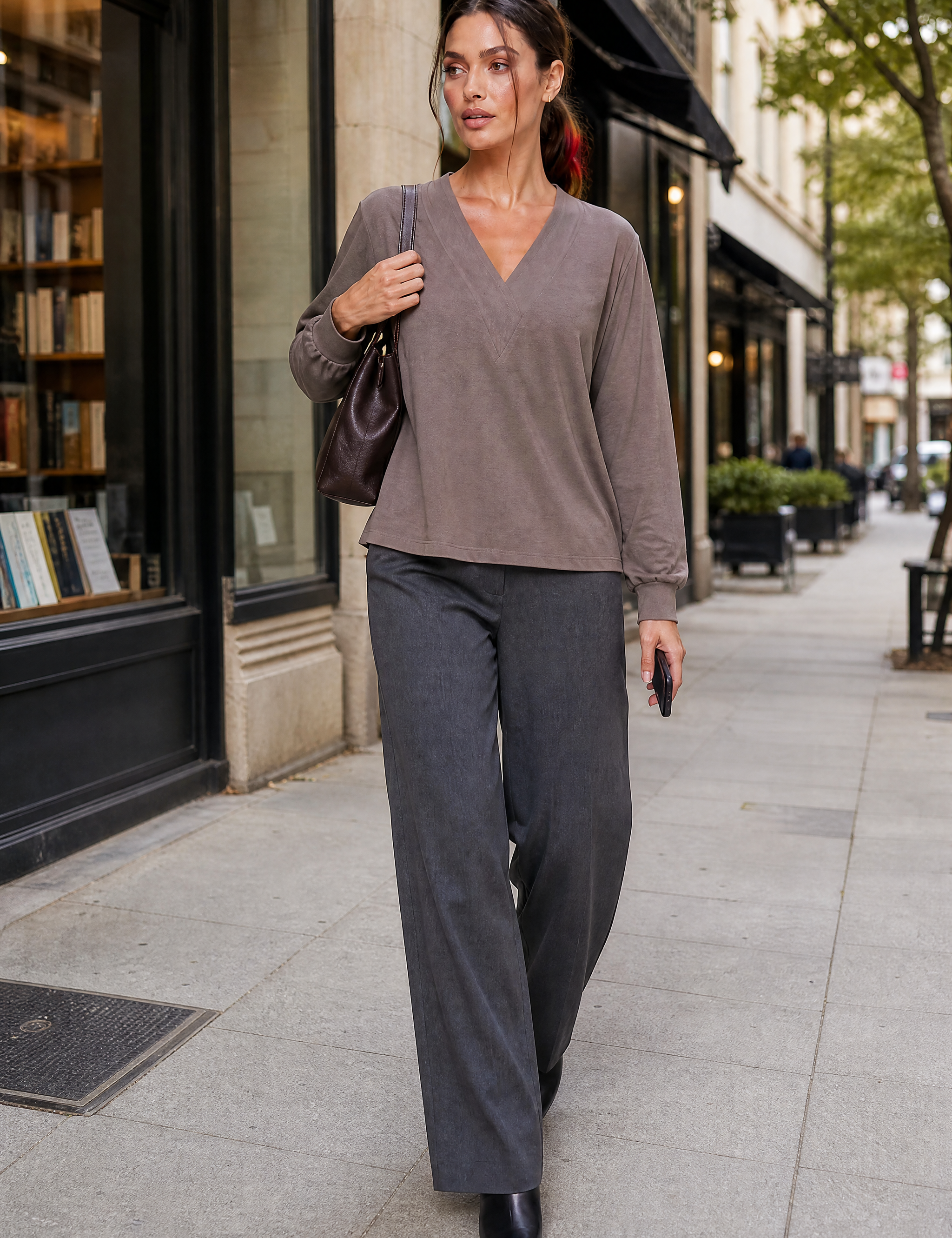 Sweat ample col V croisé | Variante Marron - Lifestyle | Lounelle Paris