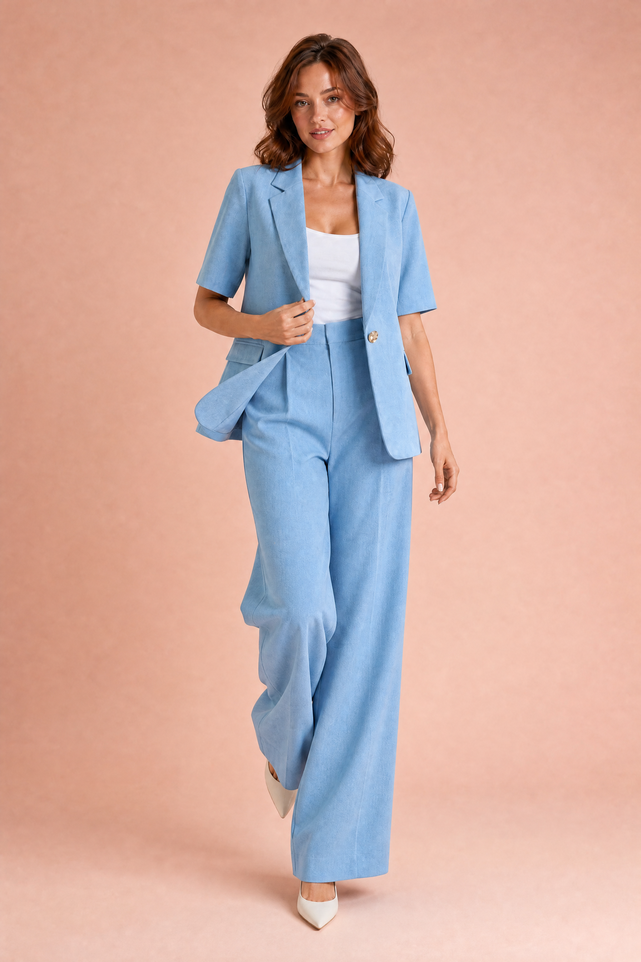 Tailleur pantalon bleu clair manches courtes | Vue en mouvement | Lounelle Paris
