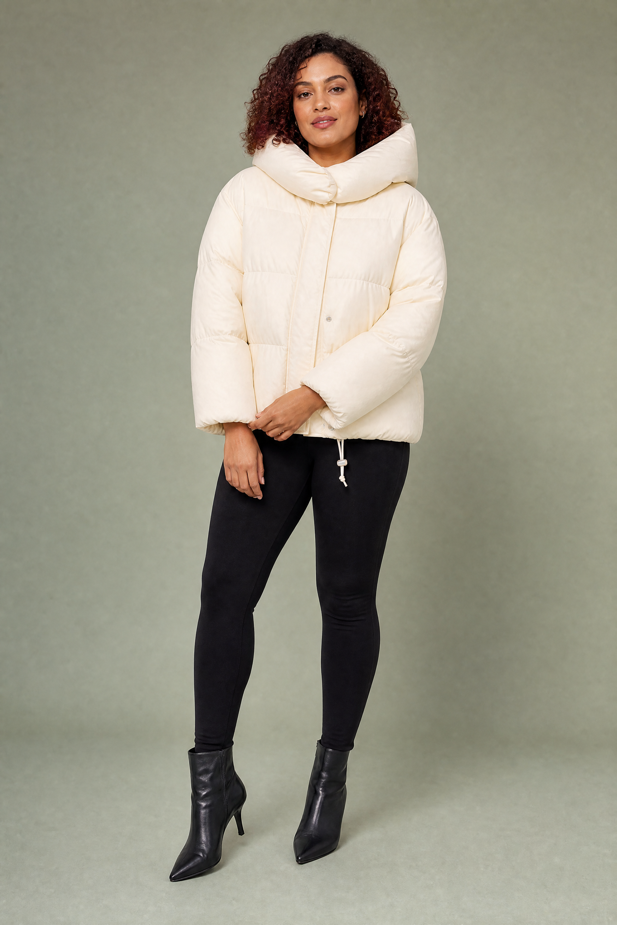 Doudoune courte à capuche oversize | Porté sur une autre silhouette | Lounelle Paris