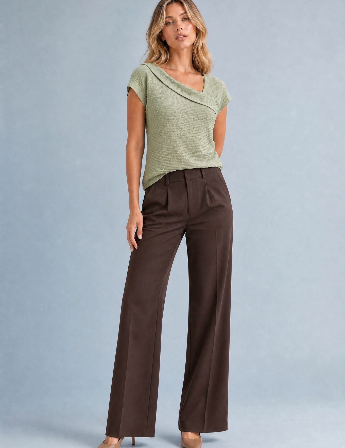 T-shirt beige col asymétrique drapé | Variante Vert | Lounelle Paris