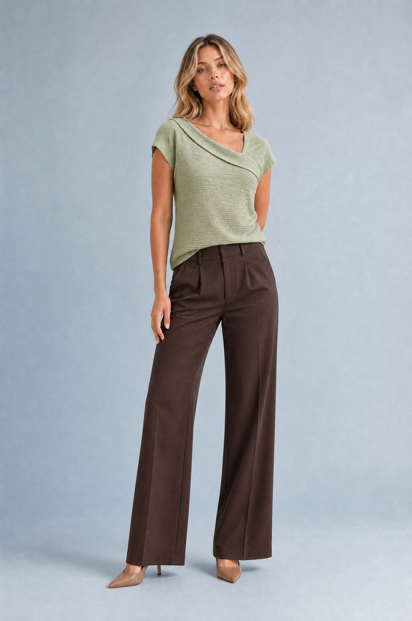 T-shirt beige col asymétrique drapé | Variante Vert | Lounelle Paris