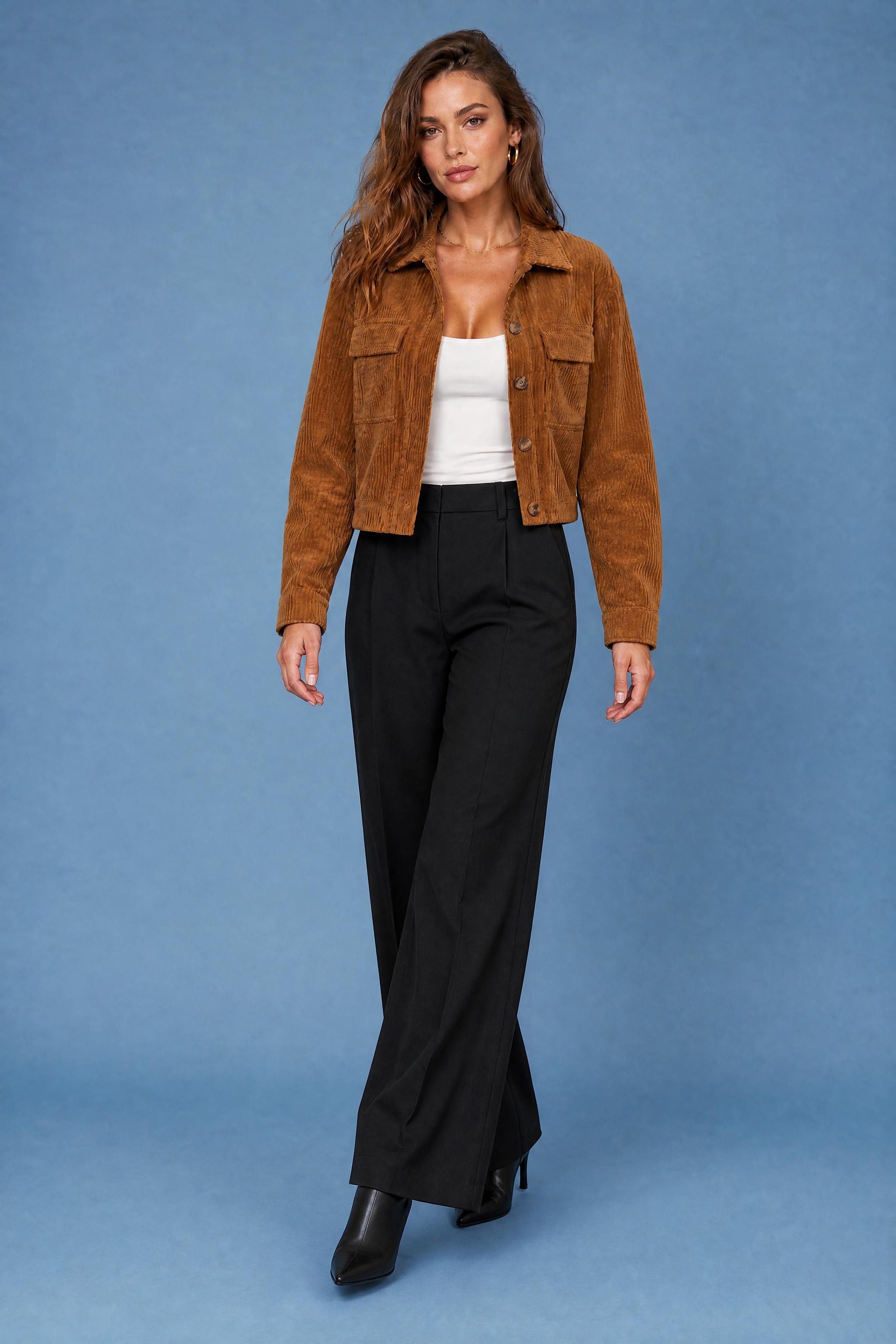 Veste marron courte en velours côtelé | Vue en mouvement | Lounelle Paris