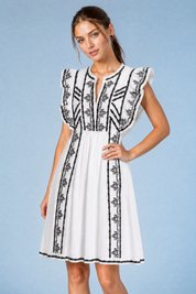 Robe blanche à volants brodée | Vue rapprochée | Lounelle Paris