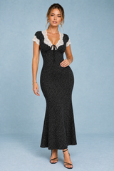 Robe noire à pois bordée de dentelle