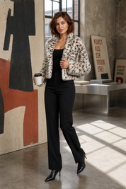 Veste en fausse fourrure imprimé animalier | Photo lifestyle | Lounelle Paris