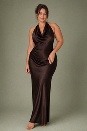 Robe longue marron ajustée dos nu | Porté sur une silhouette plus ronde | Lounelle Paris