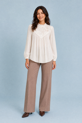 Blouse à col volanté et manches bouffantes