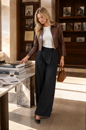 Pantalon large rayé taille haute | Photo lifestyle | Lounelle Paris