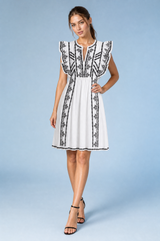 Robe blanche à volants brodée