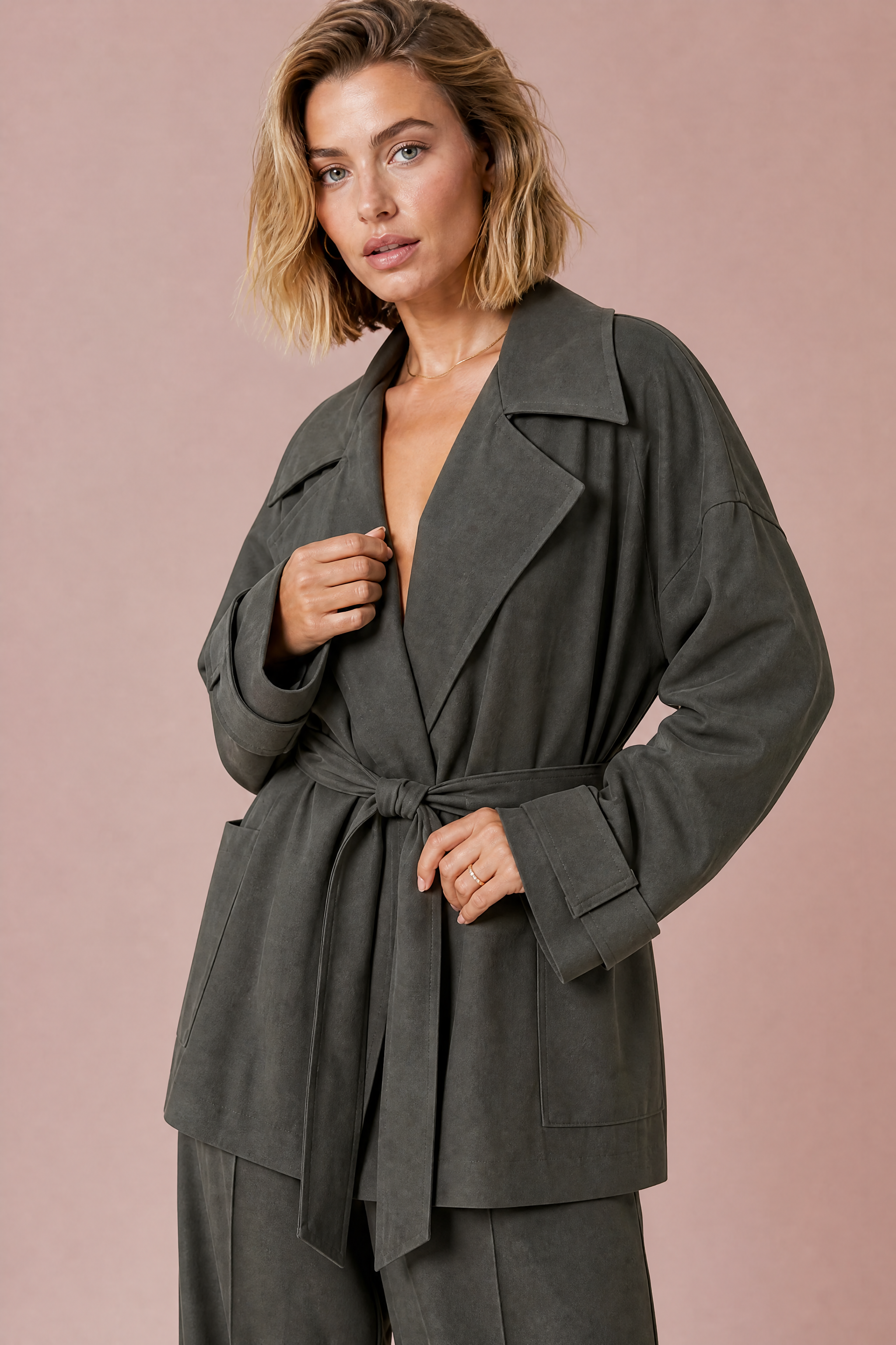 Ensemble gris trench et pantalon large | Vue rapprochée | Lounelle Paris