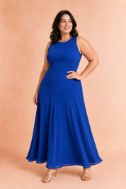 Robe longue bleue fluide sans manches | Porté sur une silhouette plus ronde | Lounelle Paris
