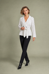 Trench blanc à pois ceinturé