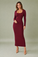 Robe longue bordeaux moulante col carré