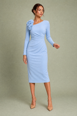 Robe asymétrique à fleur d'épaule