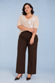 T-shirt beige col V fleurs brodées | Porté sur une silhouette plus ronde | Lounelle Paris