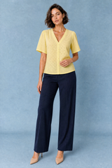 Blouse blanche col V ajourée