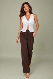 Blouse blanche col V dentelle | Vue en mouvement | Lounelle Paris