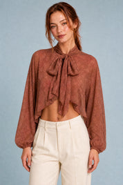 Blouse marron fleurie col lavallière | Vue rapprochée | Lounelle Paris