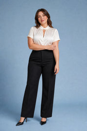 Blouse satinée col montant manches courtes | Porté sur une silhouette plus ronde | Lounelle Paris