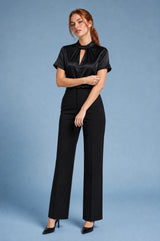 Blouse satinée col montant manches courtes