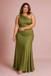 Robe vert olive asymétrique dos nu | Porté sur une silhouette plus ronde | Lounelle Paris