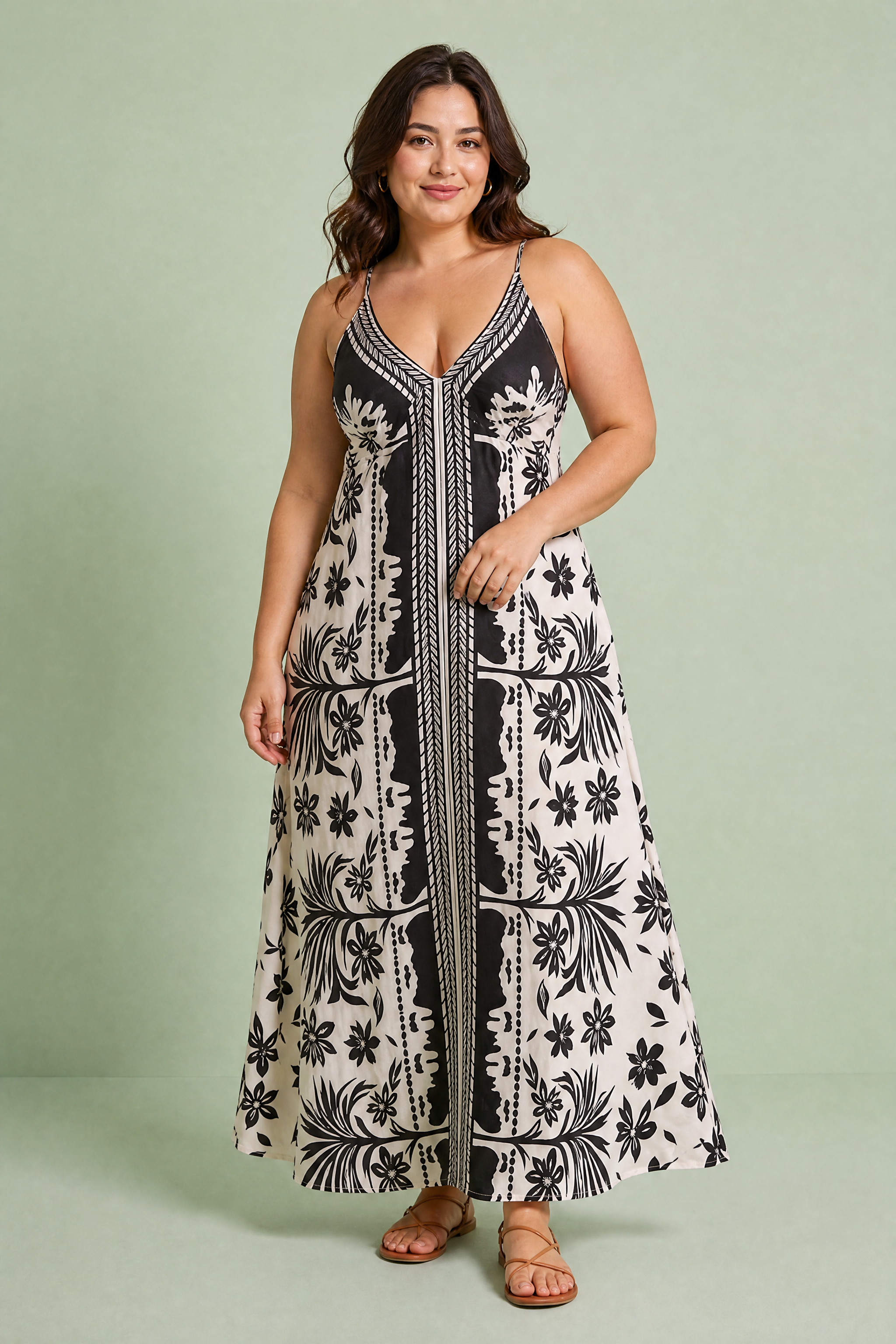 Robe longue blanche à fines bretelles | Porté sur une silhouette plus ronde | Lounelle Paris