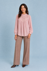 Blouse à col volanté et manches bouffantes