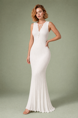 Robe longue blanche plissée col V