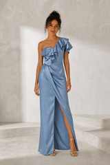 Robe longue satinée asymétrique