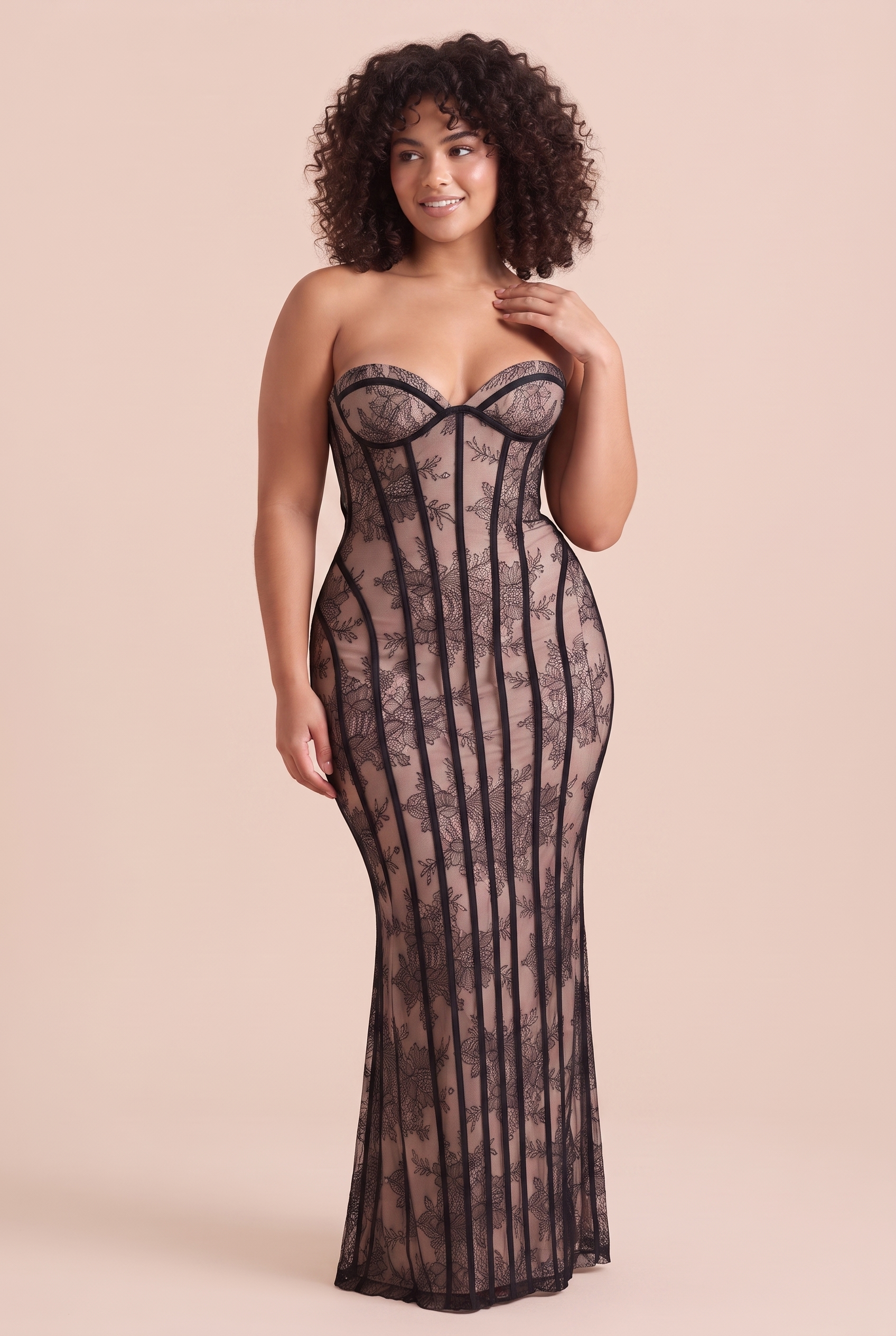 Robe bustier en dentelle dos lacé porté sur morphologie réelle 2