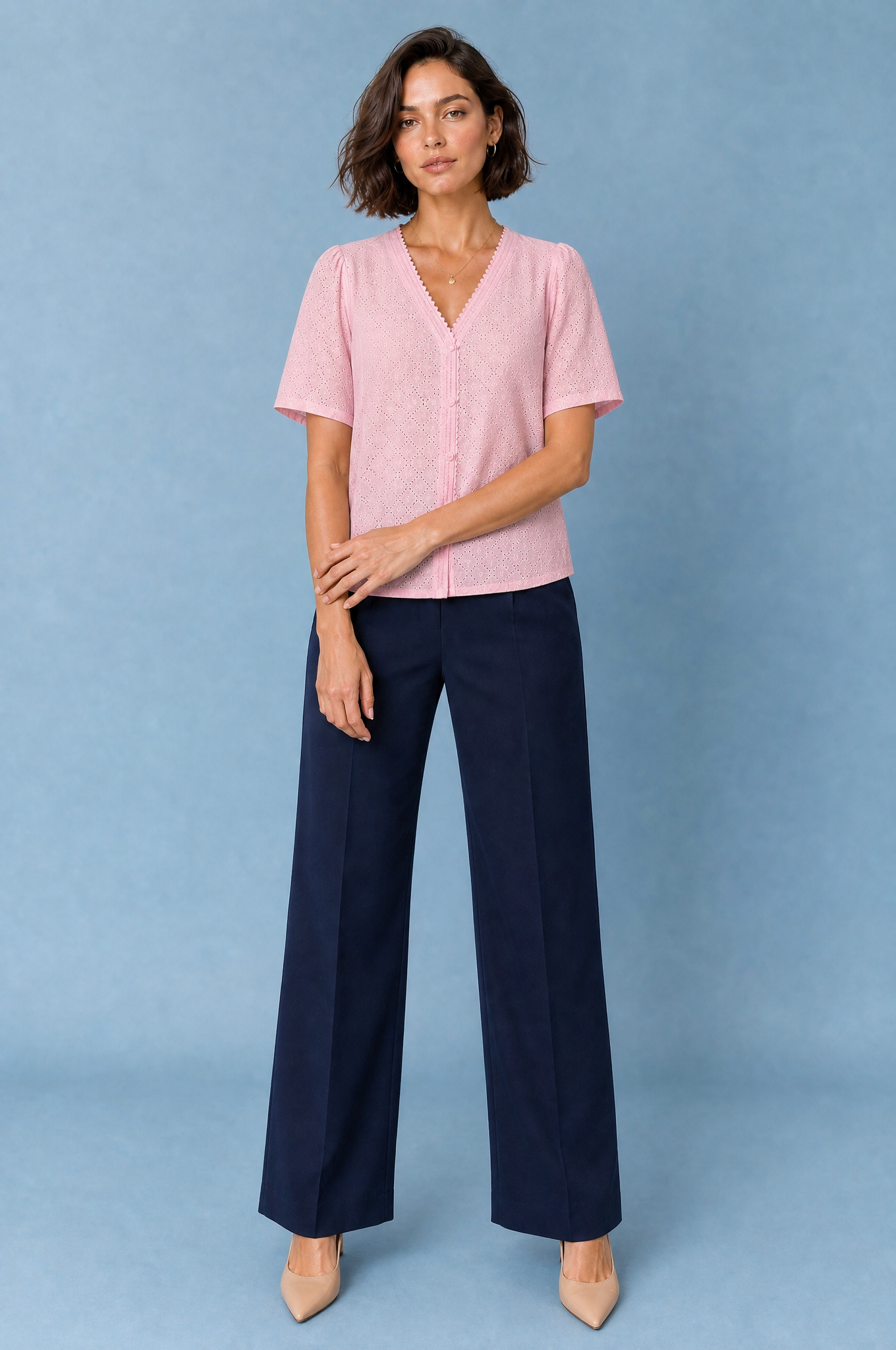 Blouse blanche col V ajourée | Variante Rose | Lounelle Paris