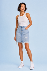 Jupe en jean bleu clair déchirée