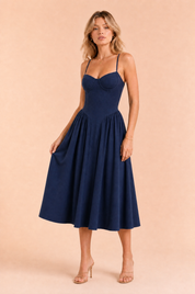 Robe midi à fines bretelles encolure droite | Variante Bleu | Lounelle Paris