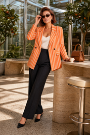 Blazer orange rayé coupe ample | Photo lifestyle | Lounelle Paris