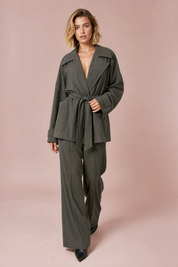 Ensemble gris trench et pantalon large | Vue de face | Lounelle Paris