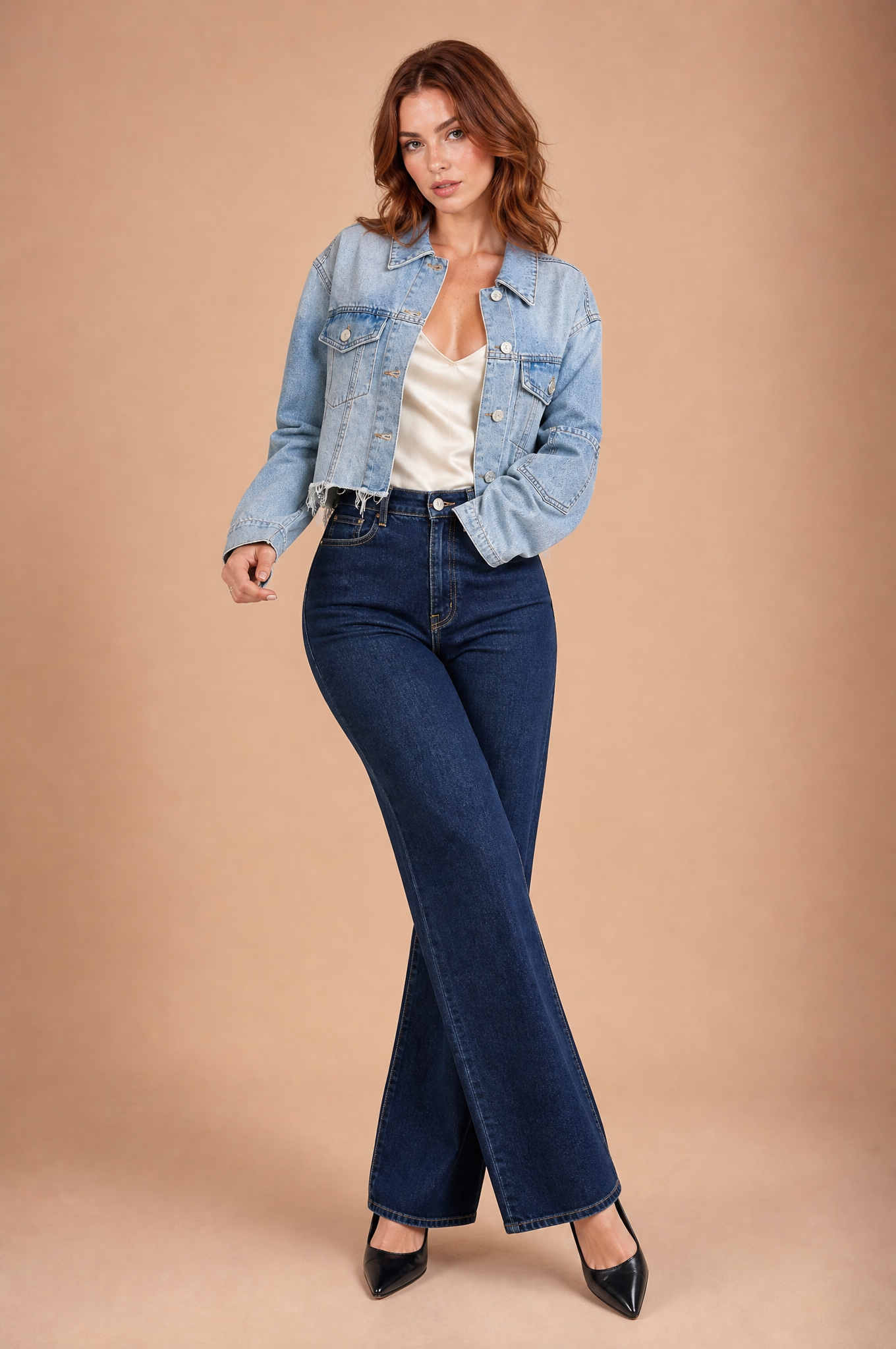 Veste en jean bleu clair courte effilochée | Vue de face | Lounelle Paris