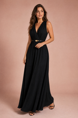 Robe noire col V ceinturée