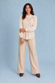 Blouse à col volanté et manches bouffantes