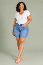 Short denim ample taille mi-haute | Porté sur une silhouette plus ronde | Lounelle Paris