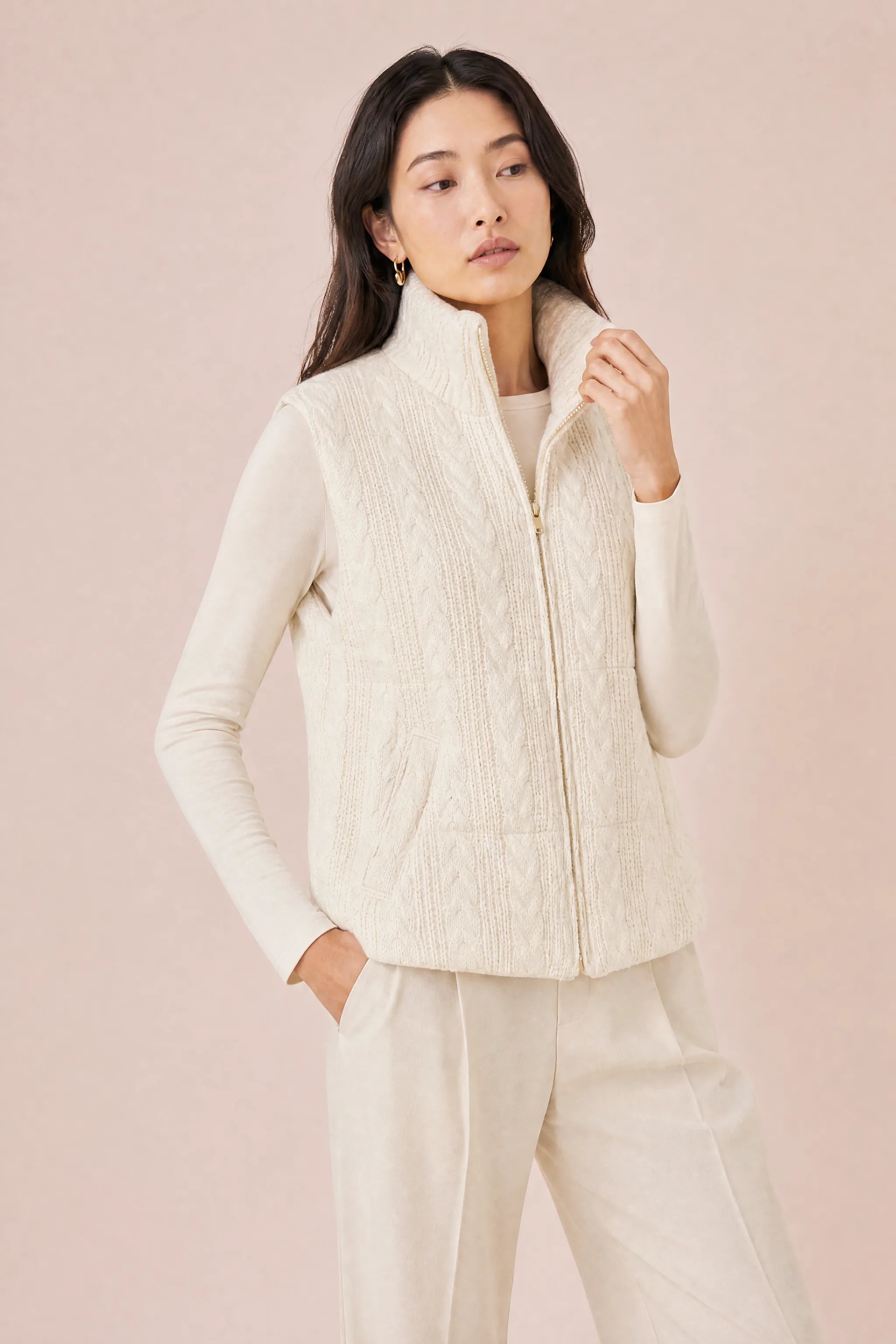 Gilet sans manches blanc cassé col montant | Vue rapprochée | Lounelle Paris