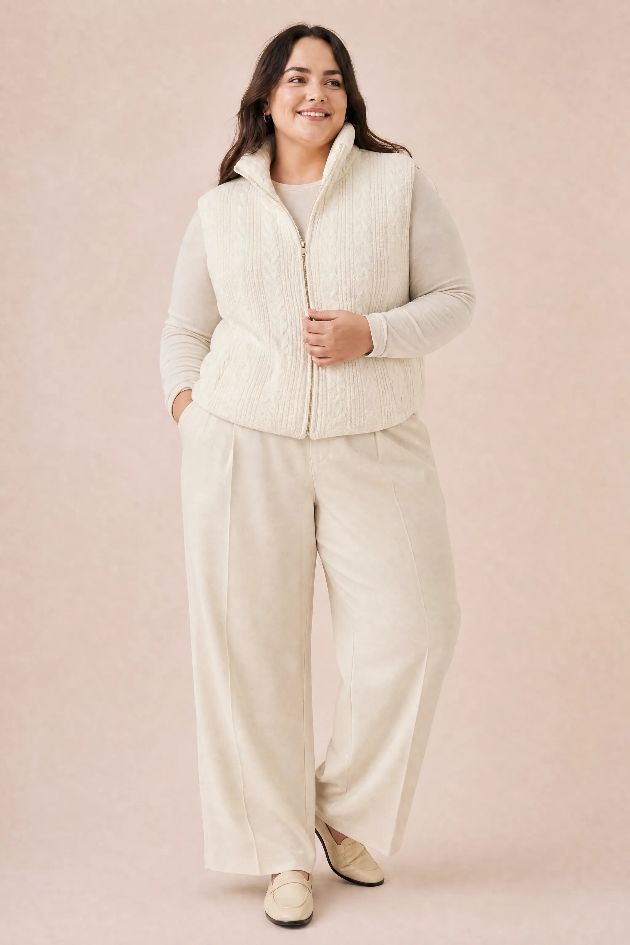Gilet sans manches blanc cassé col montant | Porté sur une silhouette plus ronde | Lounelle Paris