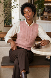 Gilet sans manches rose poudré torsadé | Photo lifestyle | Lounelle Paris