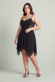 Robe noire asymétrique en dentelle | Porté sur une silhouette plus ronde | Lounelle Paris