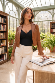 Body noir en dentelle ajusté | Photo lifestyle | Lounelle Paris