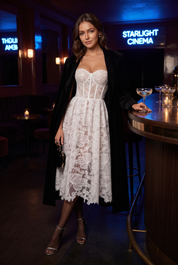 Robe bustier en dentelle | Deuxième photo lifestyle | Lounelle Paris