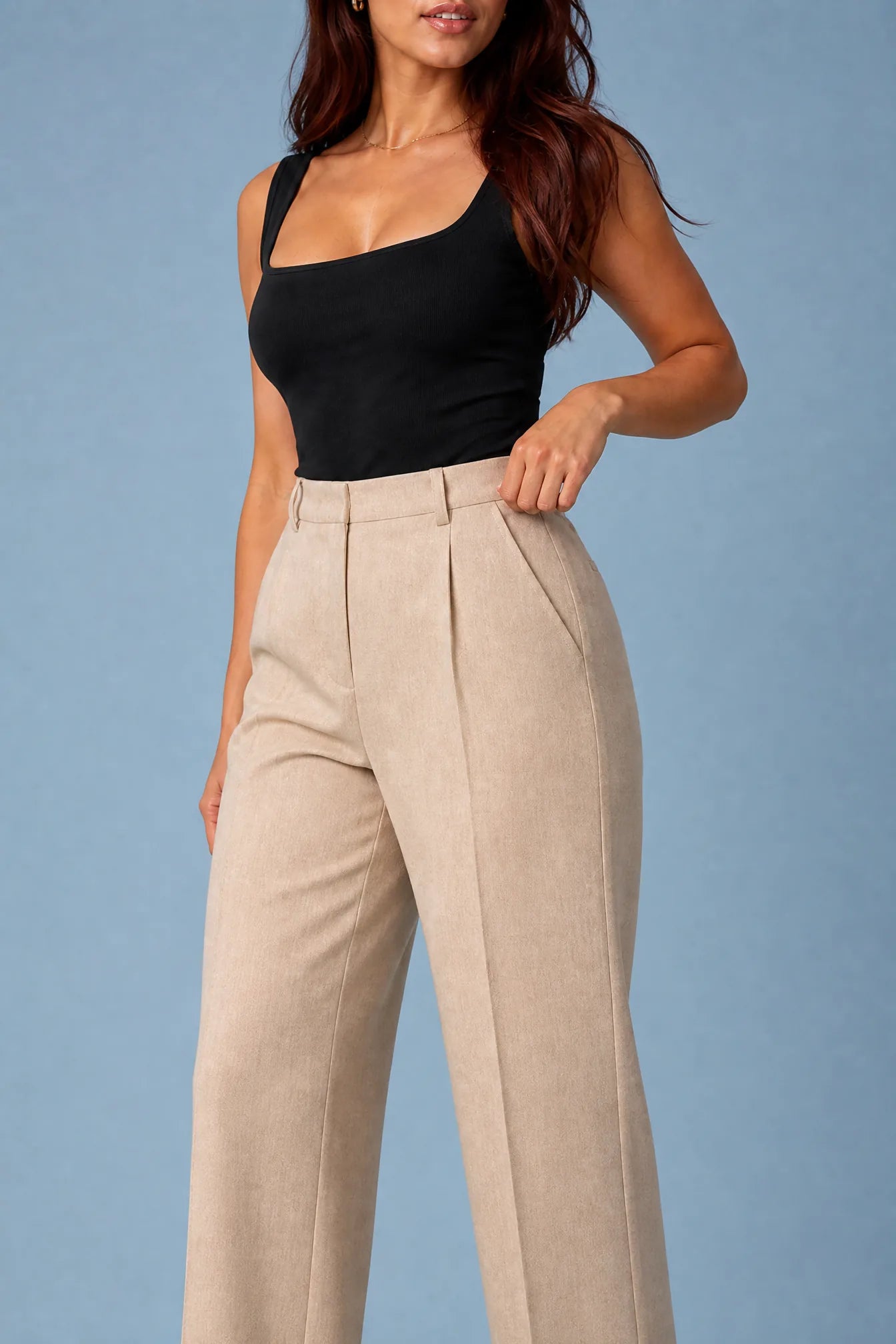 Pantalon beige coupe droite plissé | Vue rapprochée | Lounelle Paris